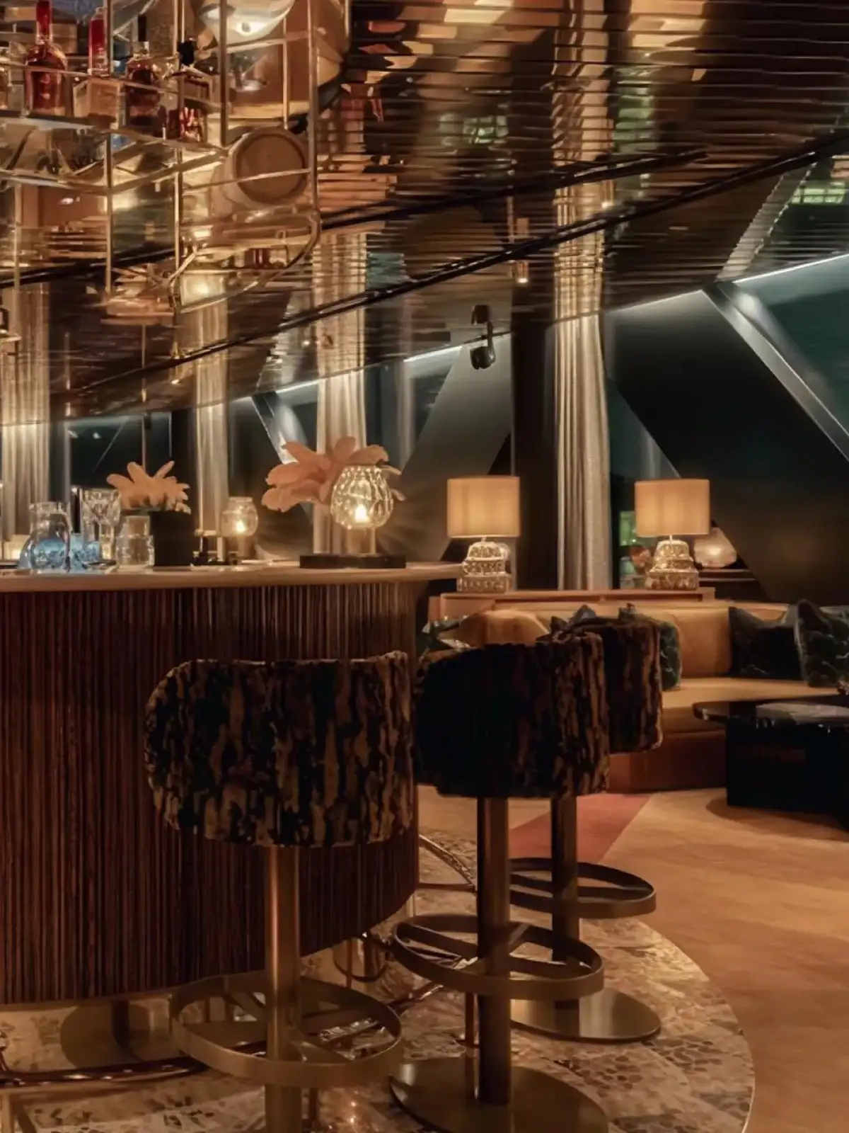 JQ's på Jacy'z Hotel: en rund cocktailbar i trä och messing