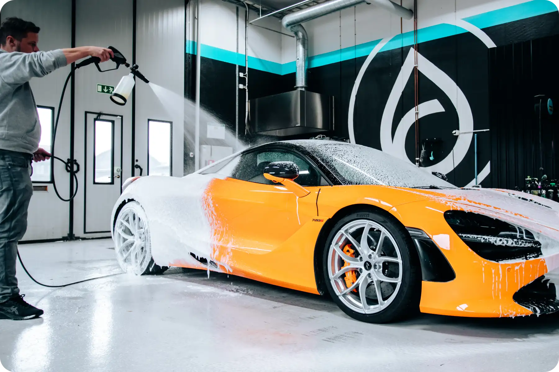 Orange bil blir foam-tvättad